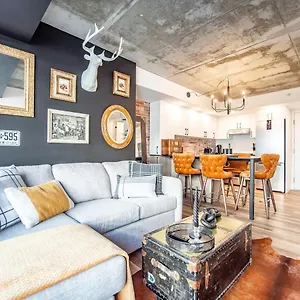 Apartment Quebec, Rustique Chic En Ville, Piscine Sur Le Toit Pour 2 A 6 Invites, Quebec City
